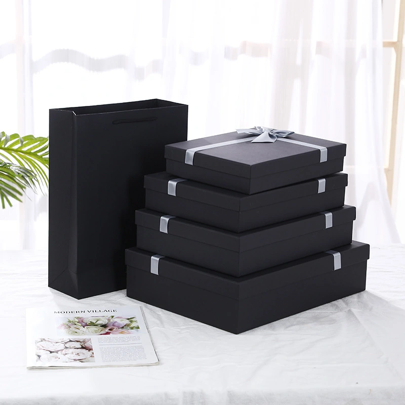 Négyszögletű fekete díszdoboz fedéllel